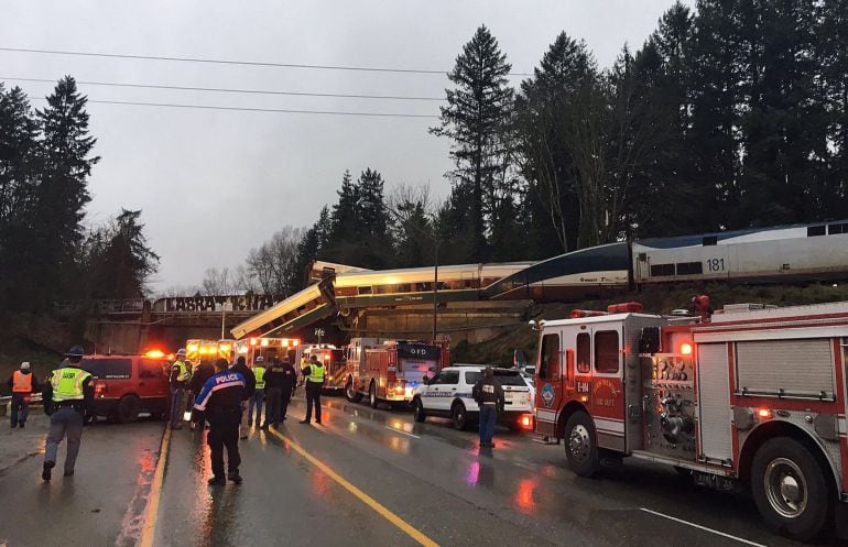 Imagen facilitada por Washington State Patrol (WSP) que muestra a un tren Amtrack 501 tras descarrilar y caer sobre la autopista interestatal 5 cerca de Olympia, en el estado de Washington