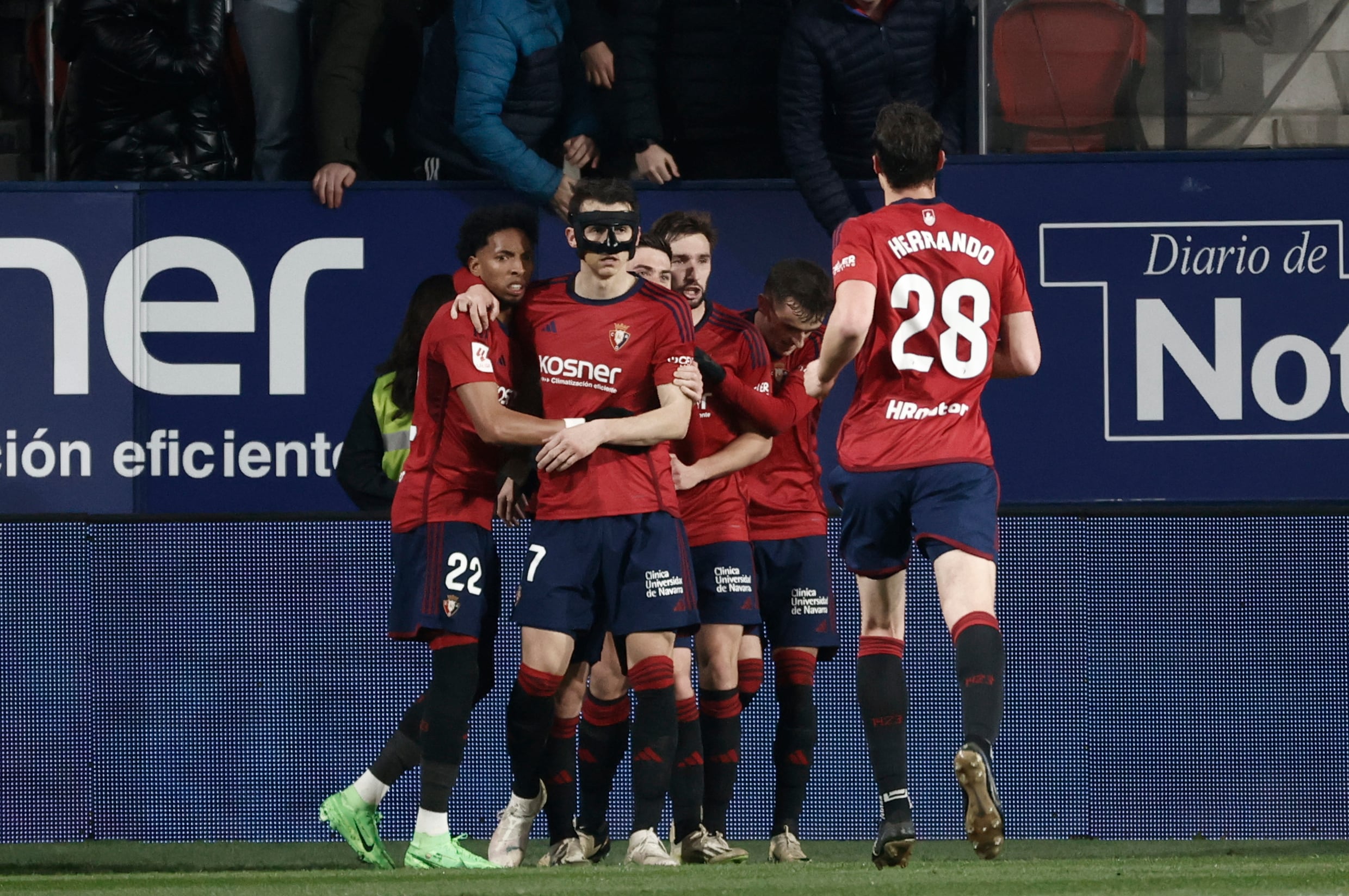 PAMPLONA, 04/03/2024.- Los jugadores de Osasuna celebran el primer gol del equipo navarro durante el partido de la jornada 27 de LaLiga de fútbol que CA Osasuna y Deportivo Alavés disputan este lunes en el estadio de El Sadar, en Pamplona. EFE/Jesús Diges
