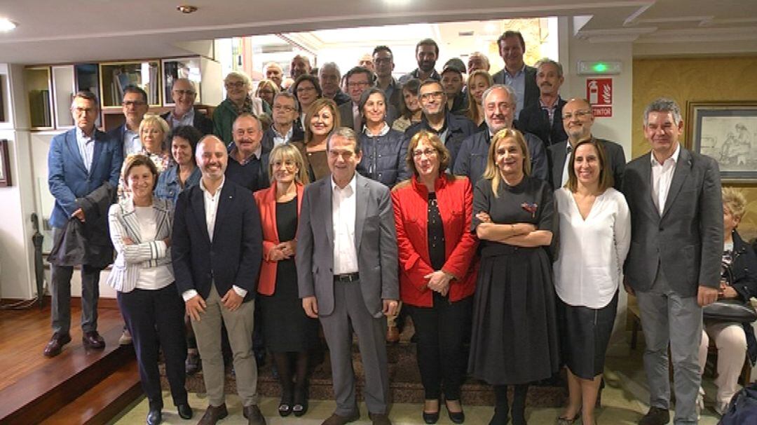 Abel Caballero, rodeado de los miembros de la candidatura del PSOE provincial a las Generales del 10N