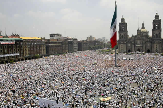 Decenas de miles de personas se manifiestan en Zócalo para solicitar el fin de la violencia en México