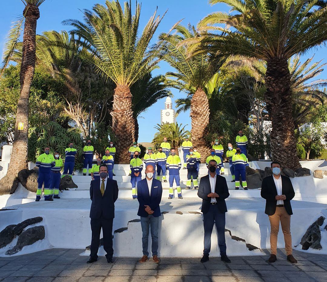 El alcalde de San Bartolomé, Alexis Tejera, junto al concejal de Limpieza, Raúl, de León, representantes de FCC Medio Ambiente S.A.U. y los trabajadores.