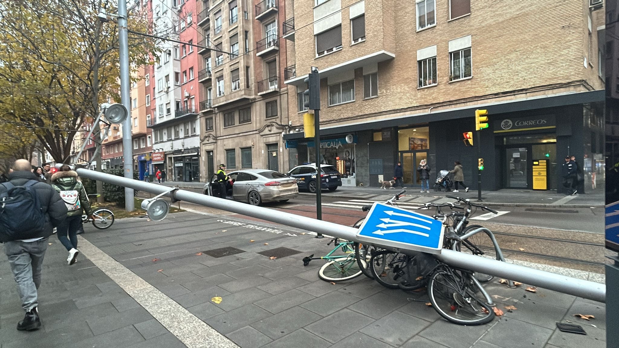 Una ambulancia choca contra una farola y obliga a cortar el tranvía en Zaragoza