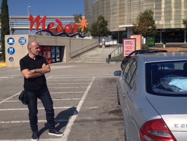 El sergent cap de la Unitat Operativa de Mobilitat, Jordi Lacalle observa un vehicle a l'àrea de la Porta de Barcelona a l'autopista