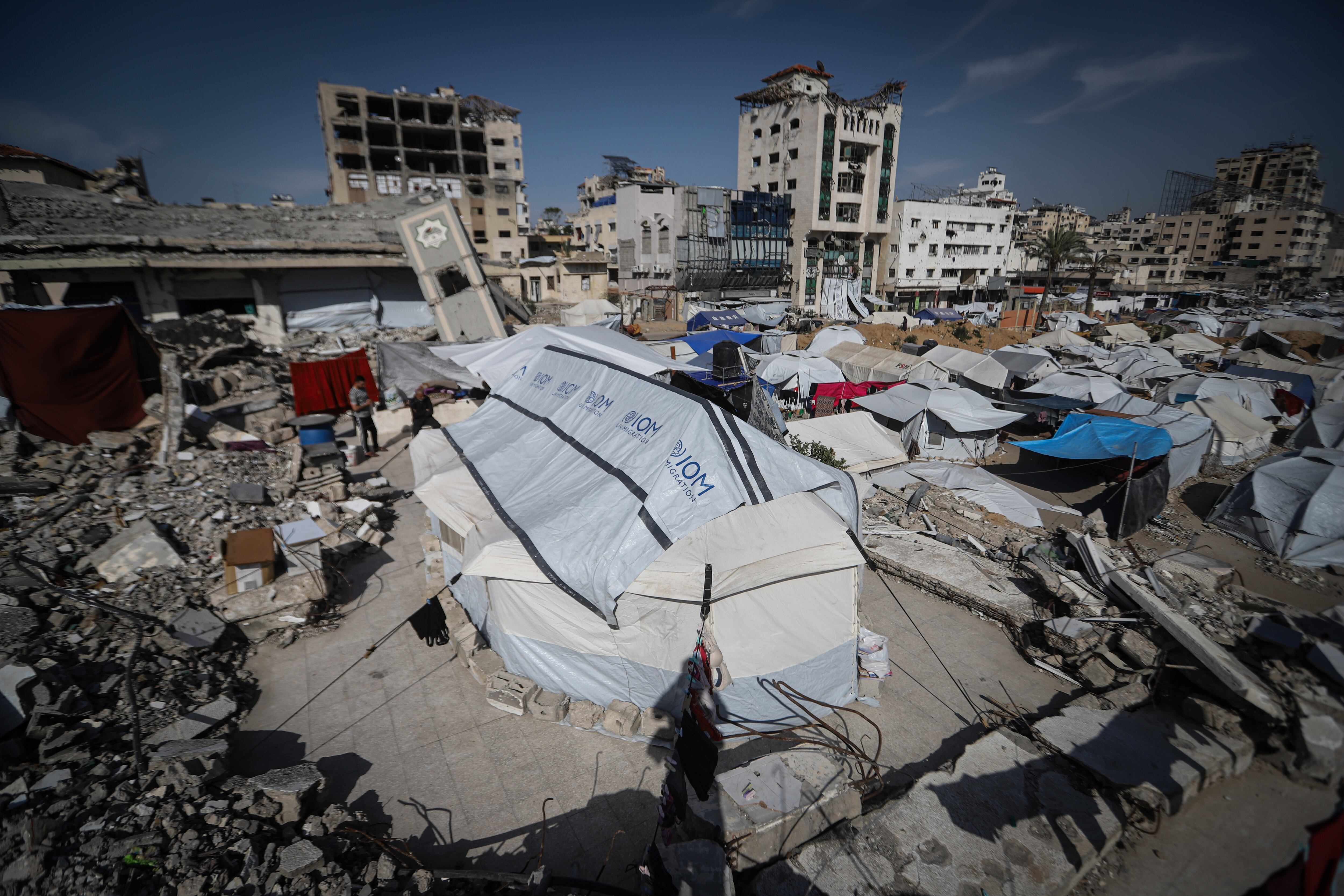 Tiendas de campaña de los desplazados palestinos dentro y alrededor del edificio del Consejo Legislativo destruido por los ataques israelíes en Gaza