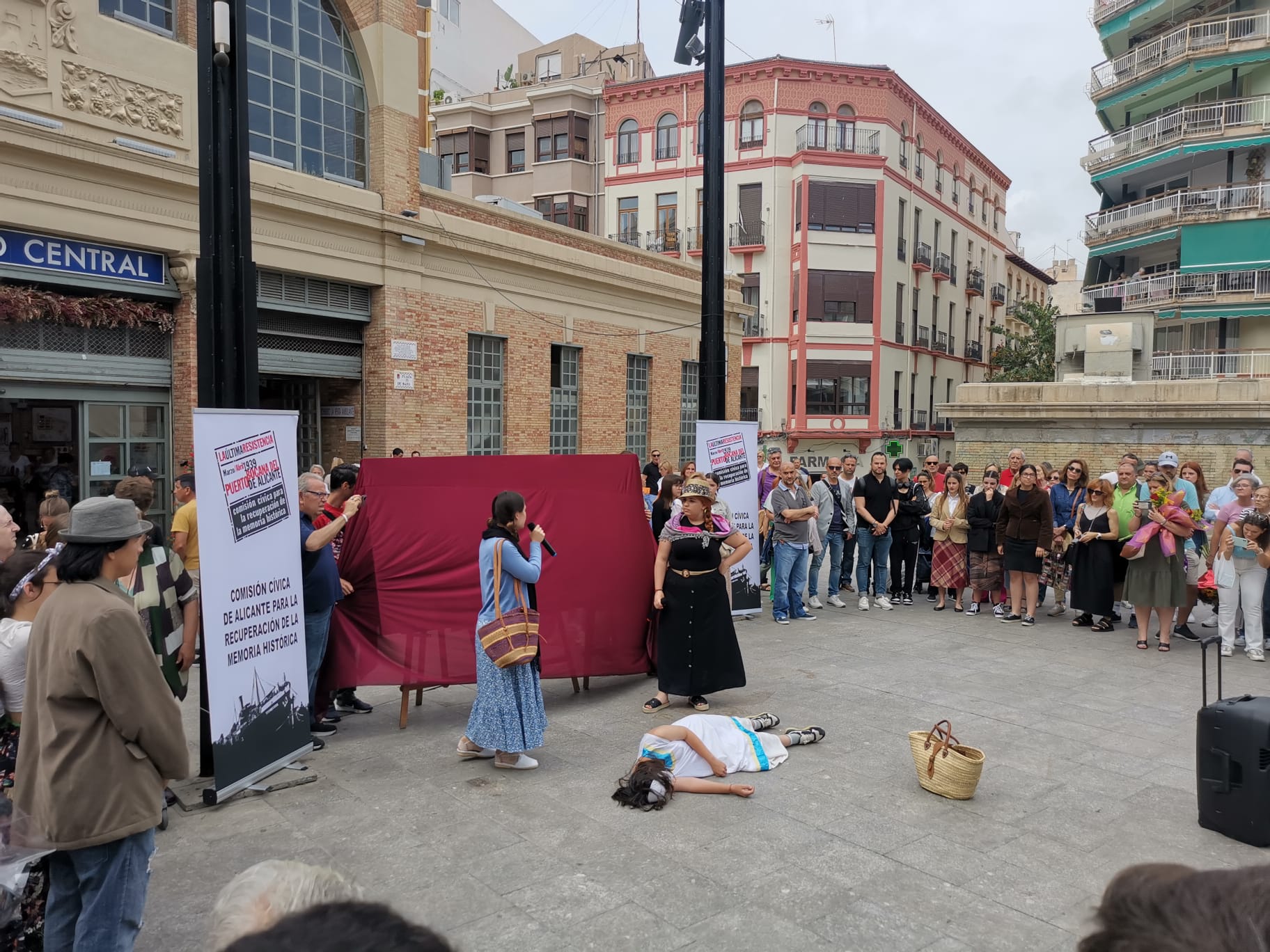 Representación del bombardeo de los alumnos del IES Virgen del Remedio. Foto: Daniel Rodríguez