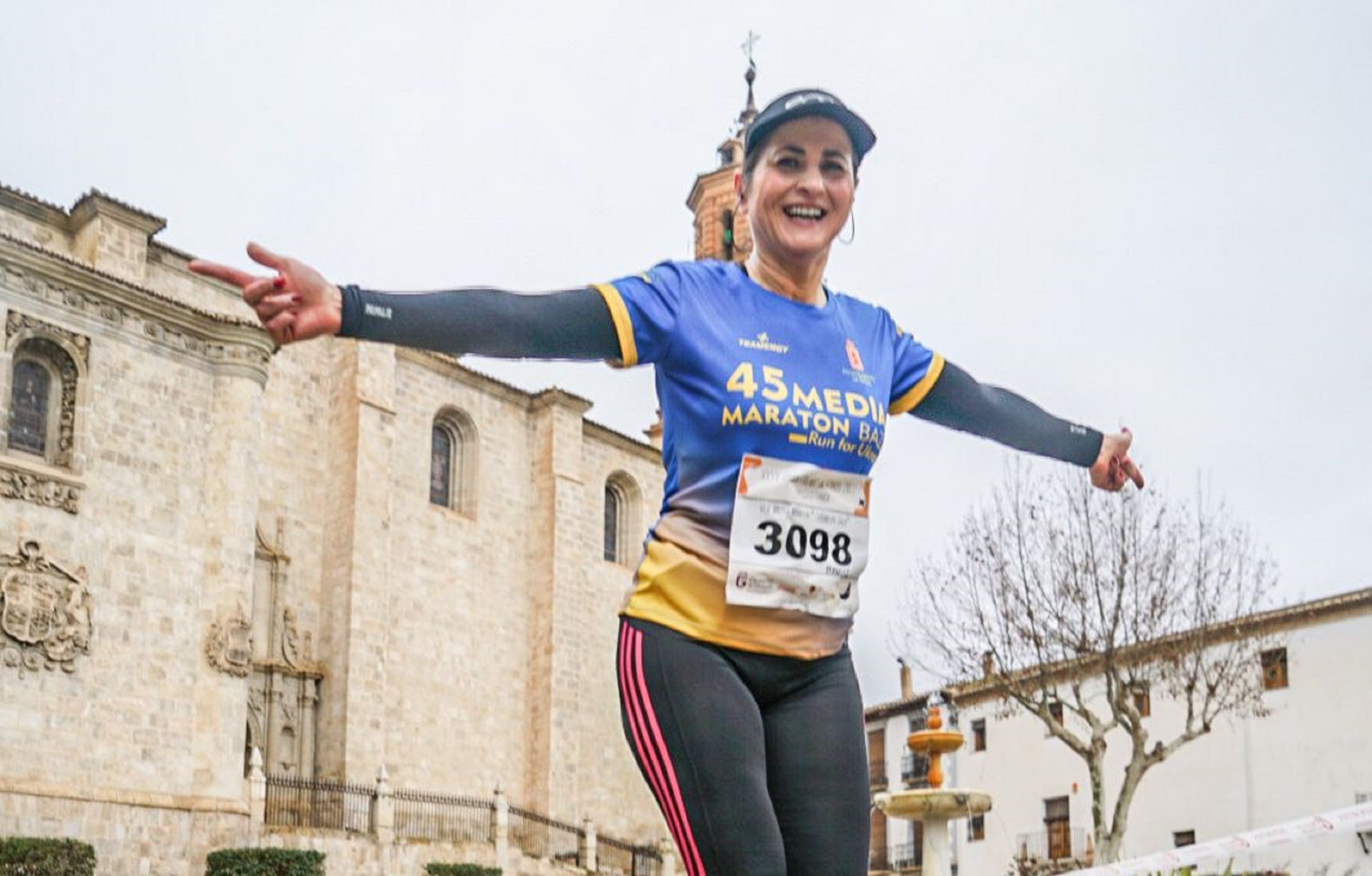 Participante en la Media Maratón de Baza con la camiseta solidaria en apoyo a Ucrania