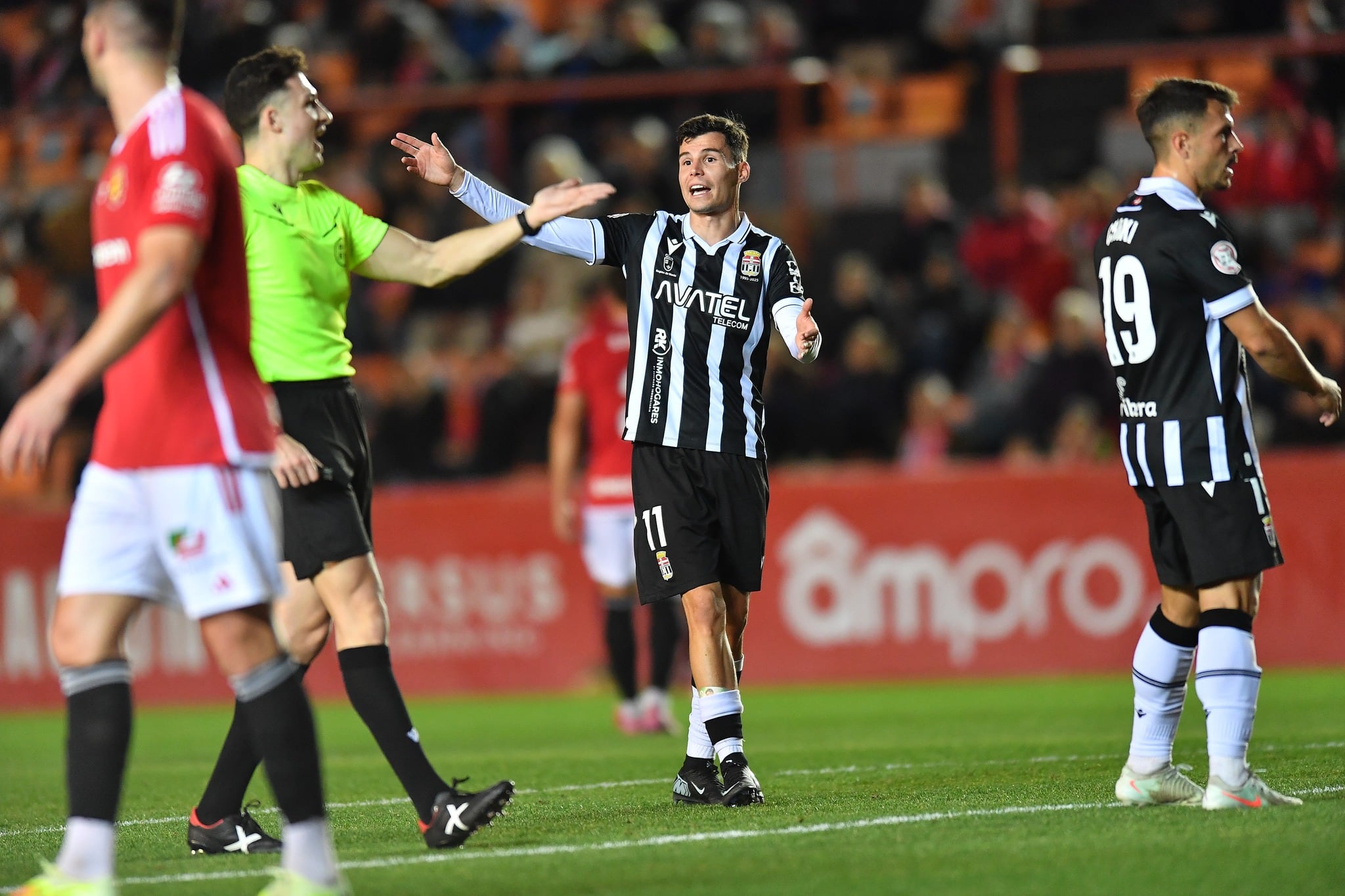 Luismi Redondo, autor del último tanto albinegro en liga, reclama al árbitro en una acción del partido en Tarragona