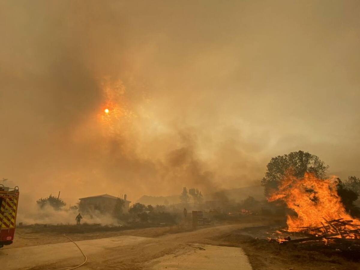 El fuego de Navalacruz calcina ya entre 5.000 y 6.000 hectáreas y tiene un perímetro de 40 kilómetros