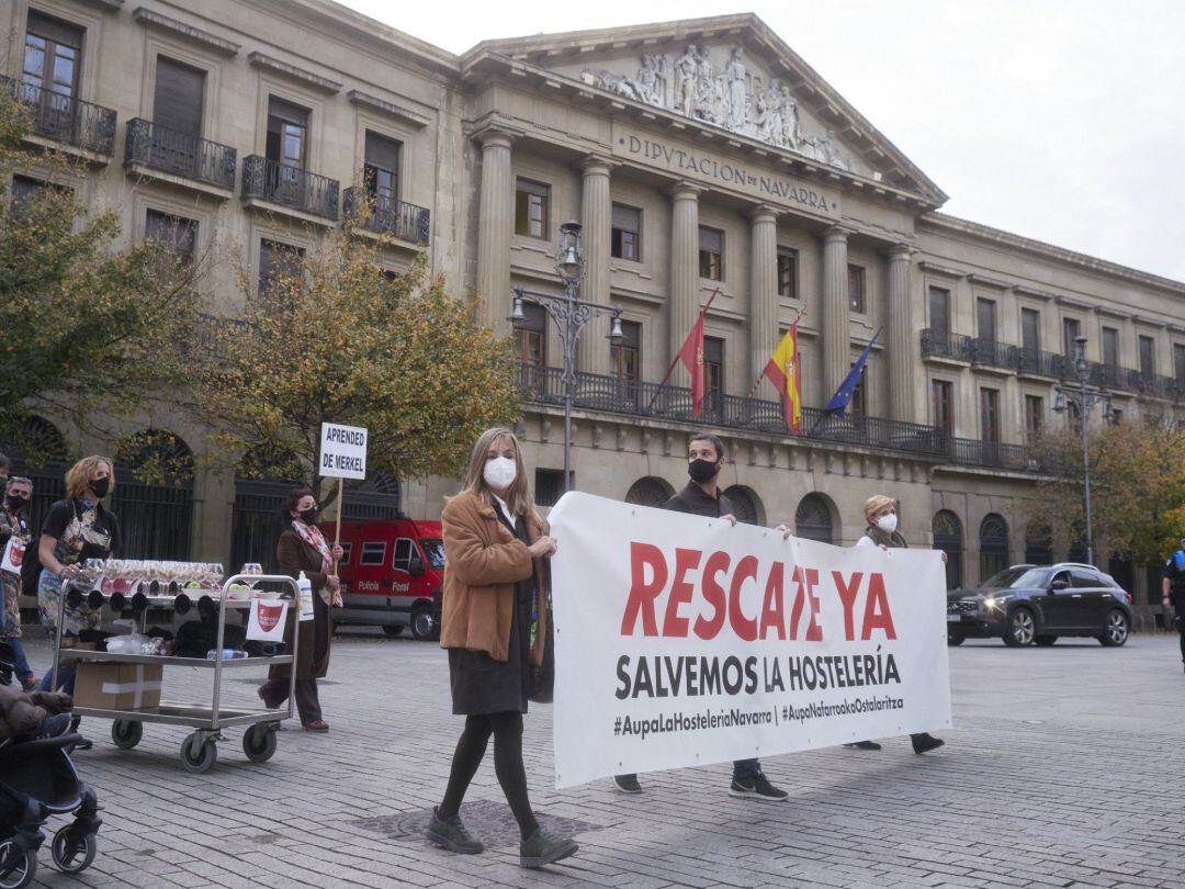 Manifestación por las calles de Pamplona bajo el lema 'Salvemos la hostelería', en Pamplona