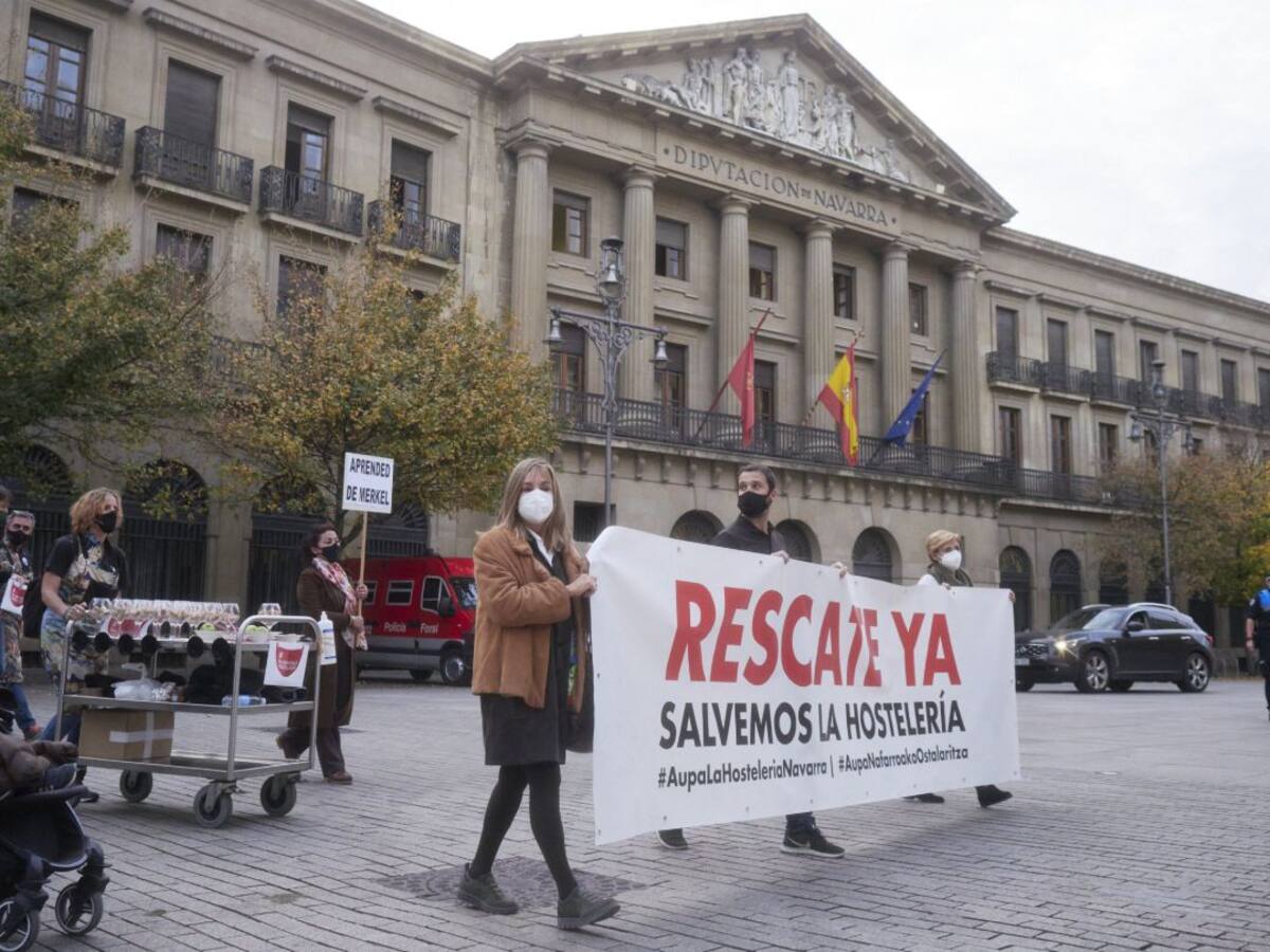 Una caravana de hosteleros reclama en Pamplona su reapertura: "Necesitamos abrir y trabajar cuanto antes"