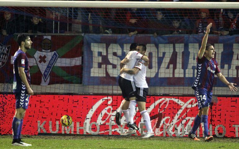 GRA244. EIBRA (GIPUZKOA), 20/12/2014.- El delantero del Valencia Paco Alcácer (2-d) celebran con un compañero tras marcar ante el Eibar, durante el partido de Liga en Primera División que están disputando esta noche en el estadio de Ipurúa de esta localid