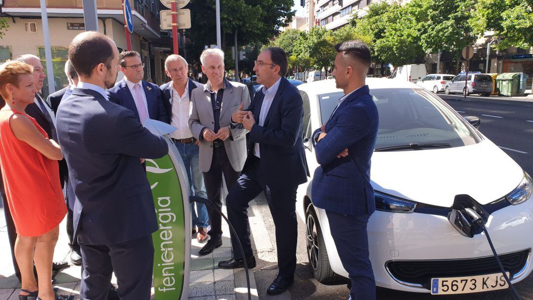 Inauguración del poste de recarga en la calle Juan Ramón Jiménez