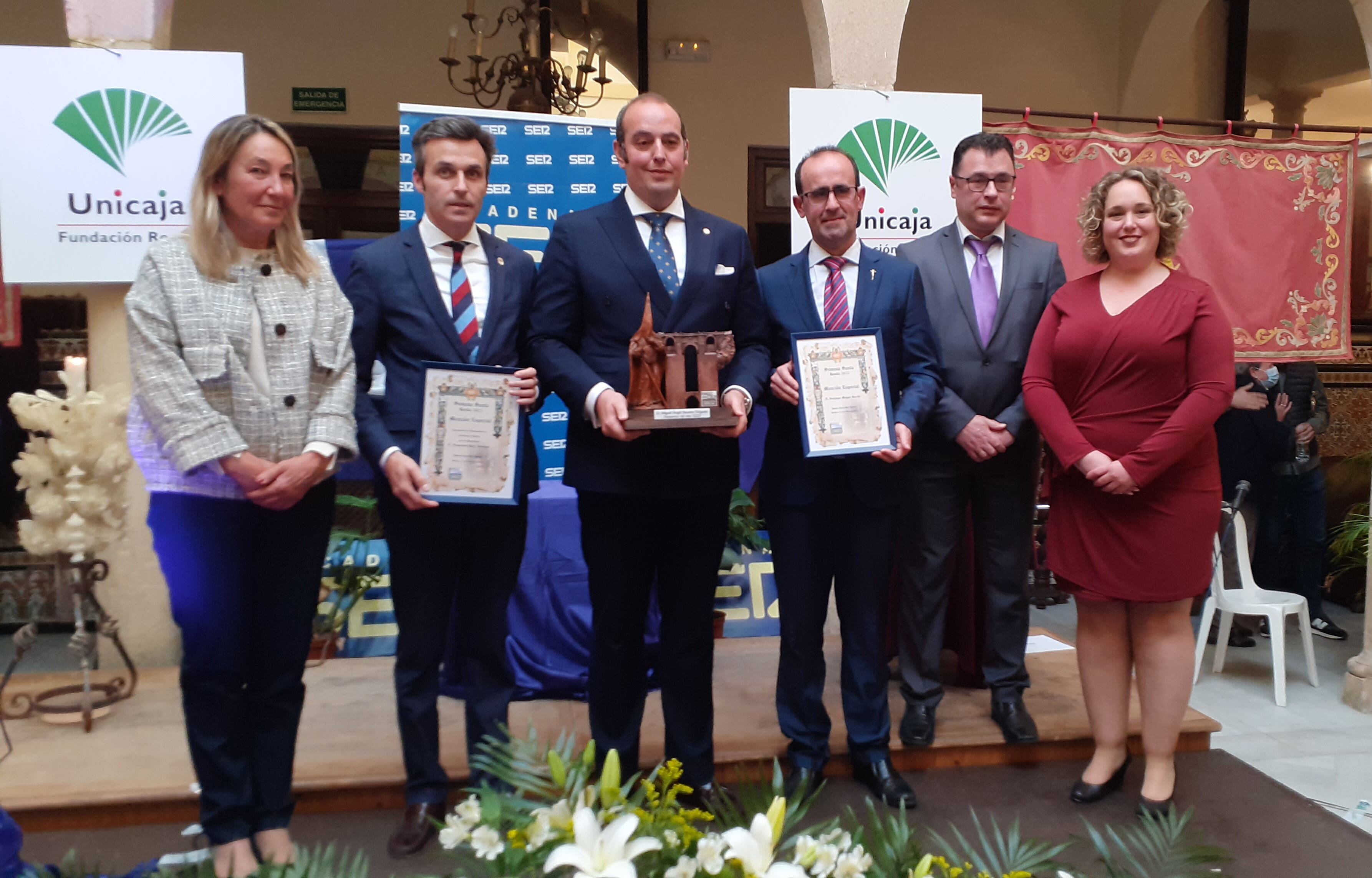 Foto de familia de los premiados, junto a la directora de Radio Coca SER Ronda, Ariadna Mateos, y representantes del Ayuntamiento y la Fundación Unicaja