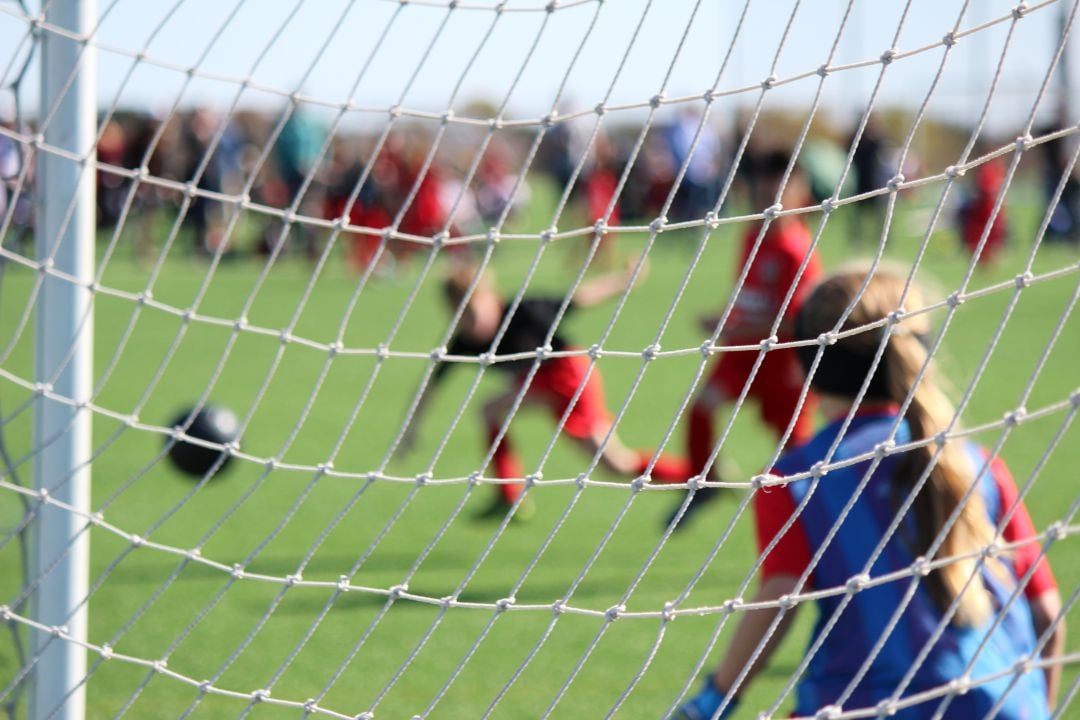 Partido de fútbol base, en una imagen de archivo