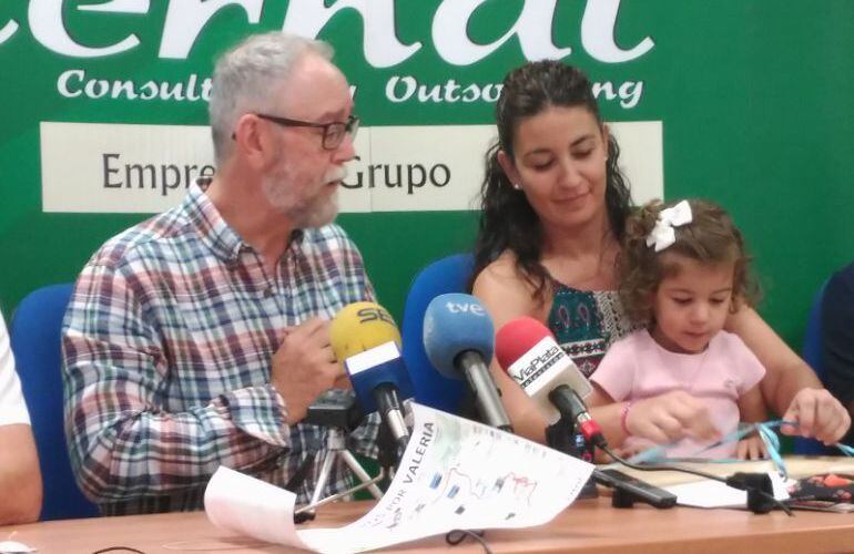 El Presidente de El Bordón y la pequeña Valeria y su madre el pasado mes de julio al final del proyecto Km&#039;s x Valeria