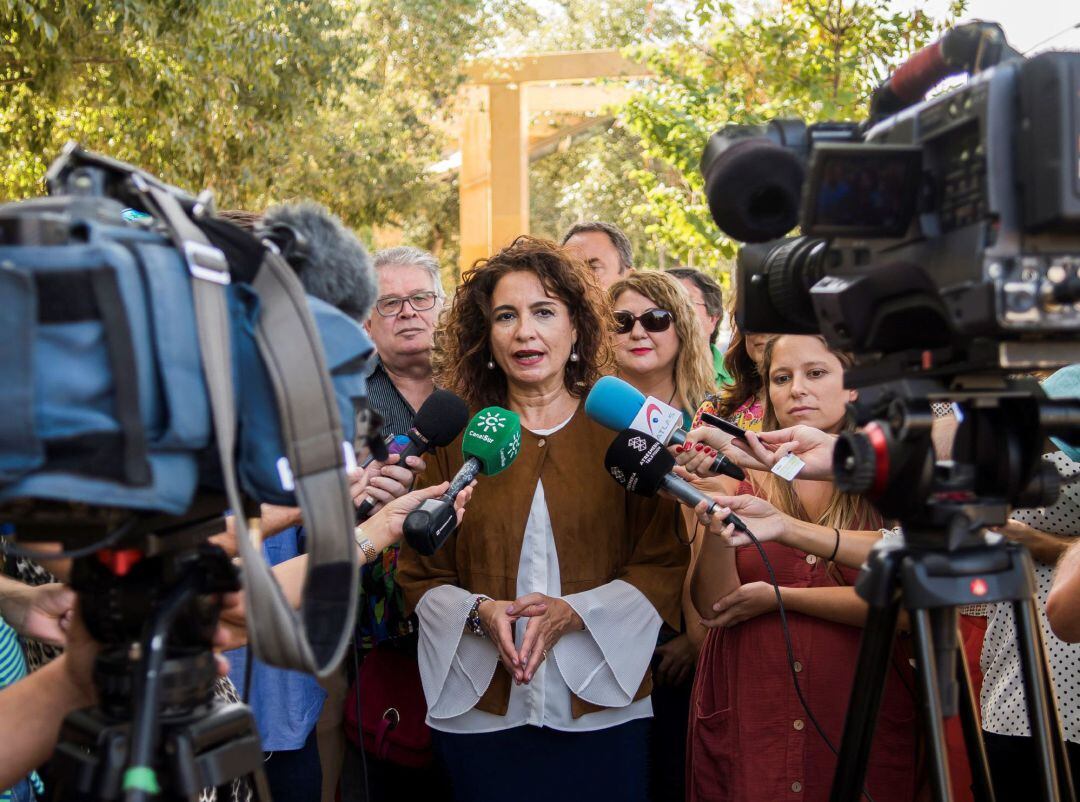 La ministra de Hacienda, María Jesús Montero, durante las declaraciones a los medios de comunicación sobre temas de actualidad, realizadas en la Alameda de Hércules de Sevilla. EFE/Raúl Caro