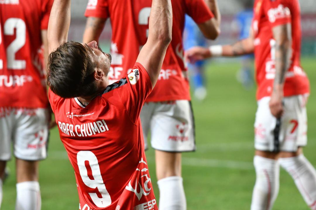 Chumbi celebra uno de sus dos goles ante el Linares