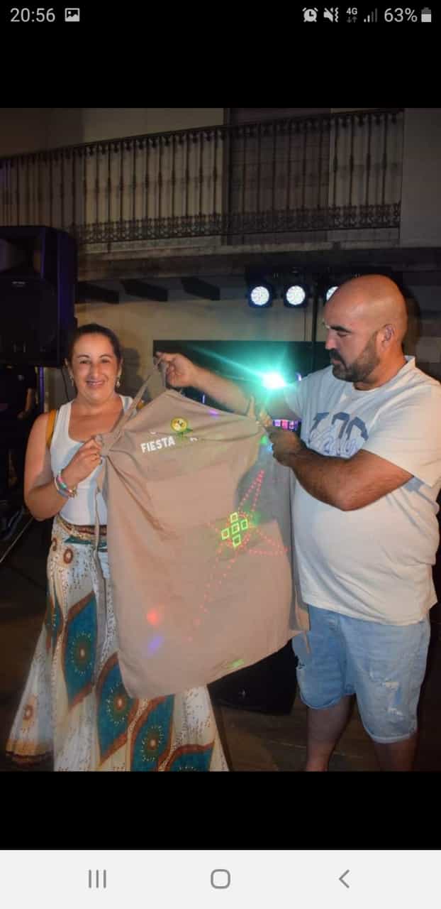 Alicia con el mandil que ganó en el concurso