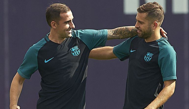 Paco Alcacer y Jordi Alba, durante el entrenamiento del equipo azulgrana previo al partido de Liga de Campeones entre el Barcelona y el Celtic.