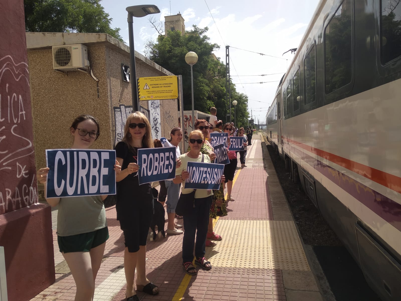 Momento de la manifestación &quot;Monegros no pierdas tu tren&quot; en Grañén