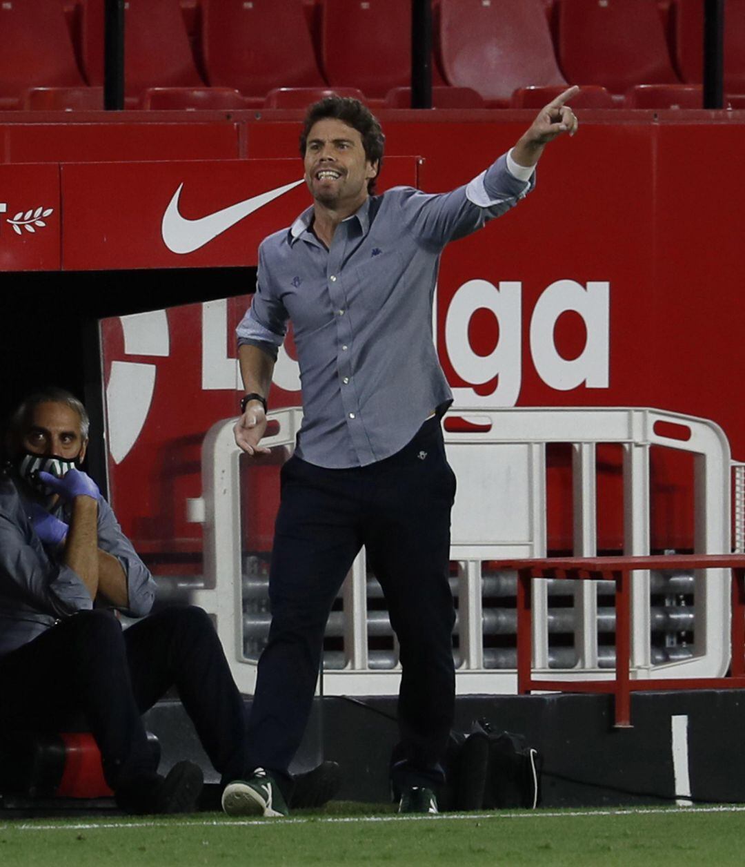 GRAF9537. SEVILLA.- Joan Francesc Ferrer &quot;Rubi&quot;, entrenador del Real Betis, durante el partido de la jornada 28 de Liga que Sevilla FC y Real Betis juegan hoy jueves en el estadio Ramón Sánchez-Pizjuán, en Sevilla, el primero de LaLiga Santander después de tres meses sin fútbol por la pandemia del coronavirus. EFE José Manuel Vidal