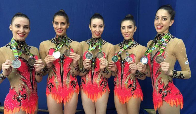 Sandra Aguilar (segunda por la derecha) posa junto con sus compañeras de selección con las medallas conseguidas en la ultima Copa del Mundo