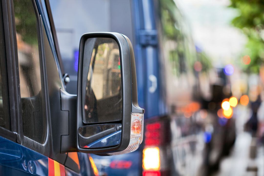 Furgones de la Policía Nacional.