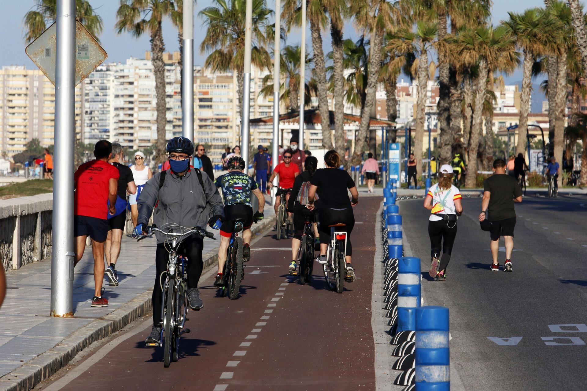 Adultos pasean y hacen ejercicio en el primer día en que el Gobierno permite salir a hacer deporte de forma individual y pasear con otra persona con la que se conviva, a determinadas horas y hasta un kilómetro de distancia del domicilio.