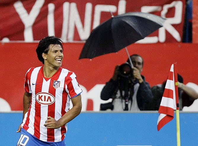 Agüero celebra un gol con el Atlético