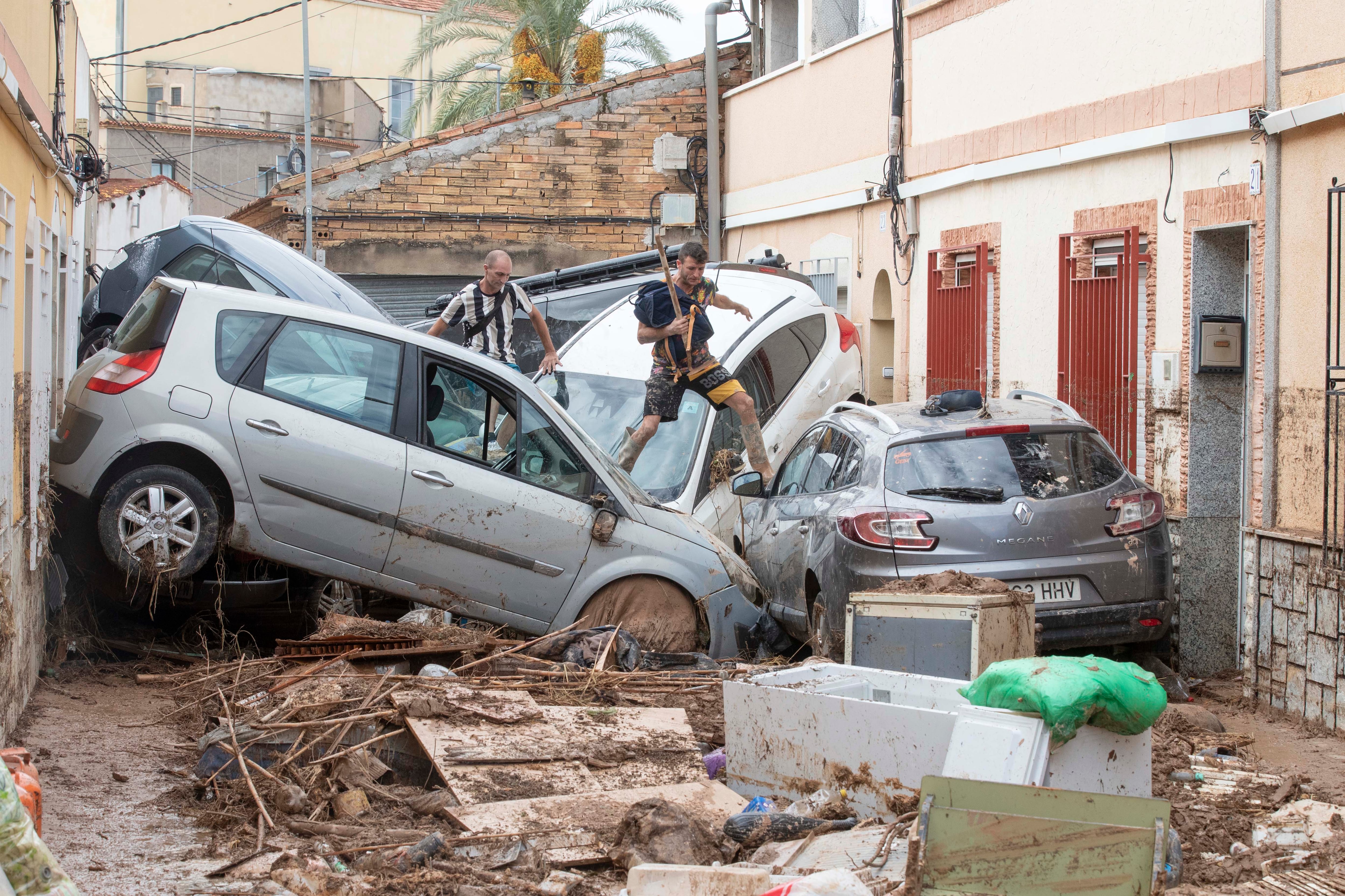 La nave de una vieja carpintería hizo de tapón al final de la calle San Nicolás de Javalí Viejo, lo que impidió la evacuación del agua