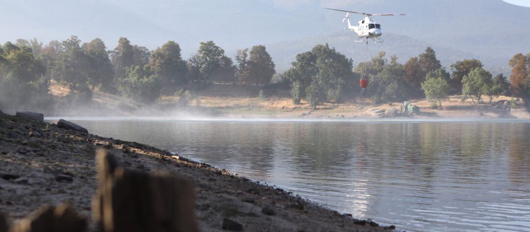 Prosiguen los trabajos de extinción del incendio en la Sierra del Guadarrama de Segovia