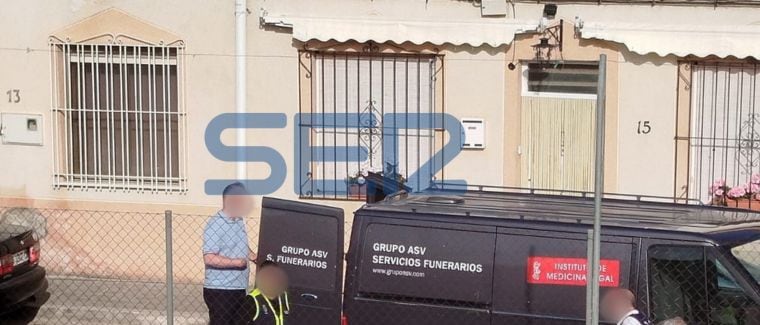 Furgón funerario en el domicilio de El Bacarot (Alicante) en que la Policía Nacional ha hallado el cadáver de Jesús Tavira