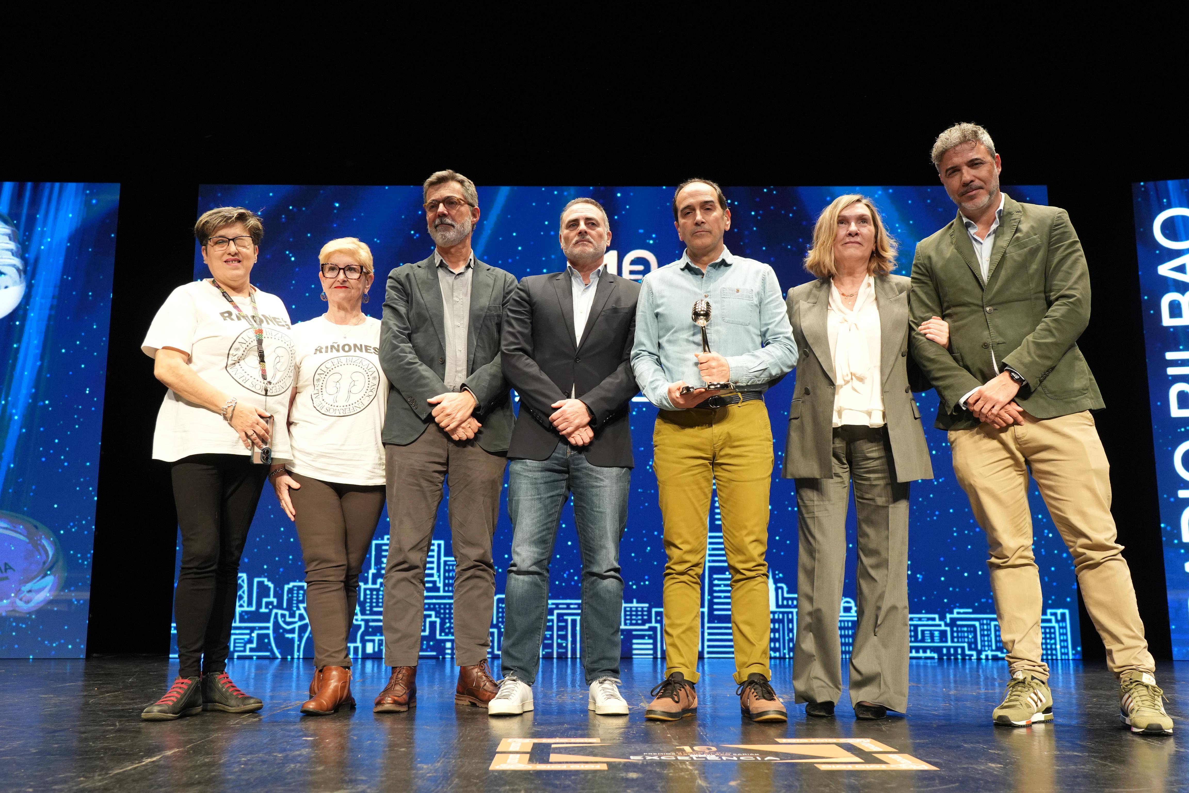 Equipo de la Unidad de Trasplantes del Hospital de Cruces que ha recogido el premio