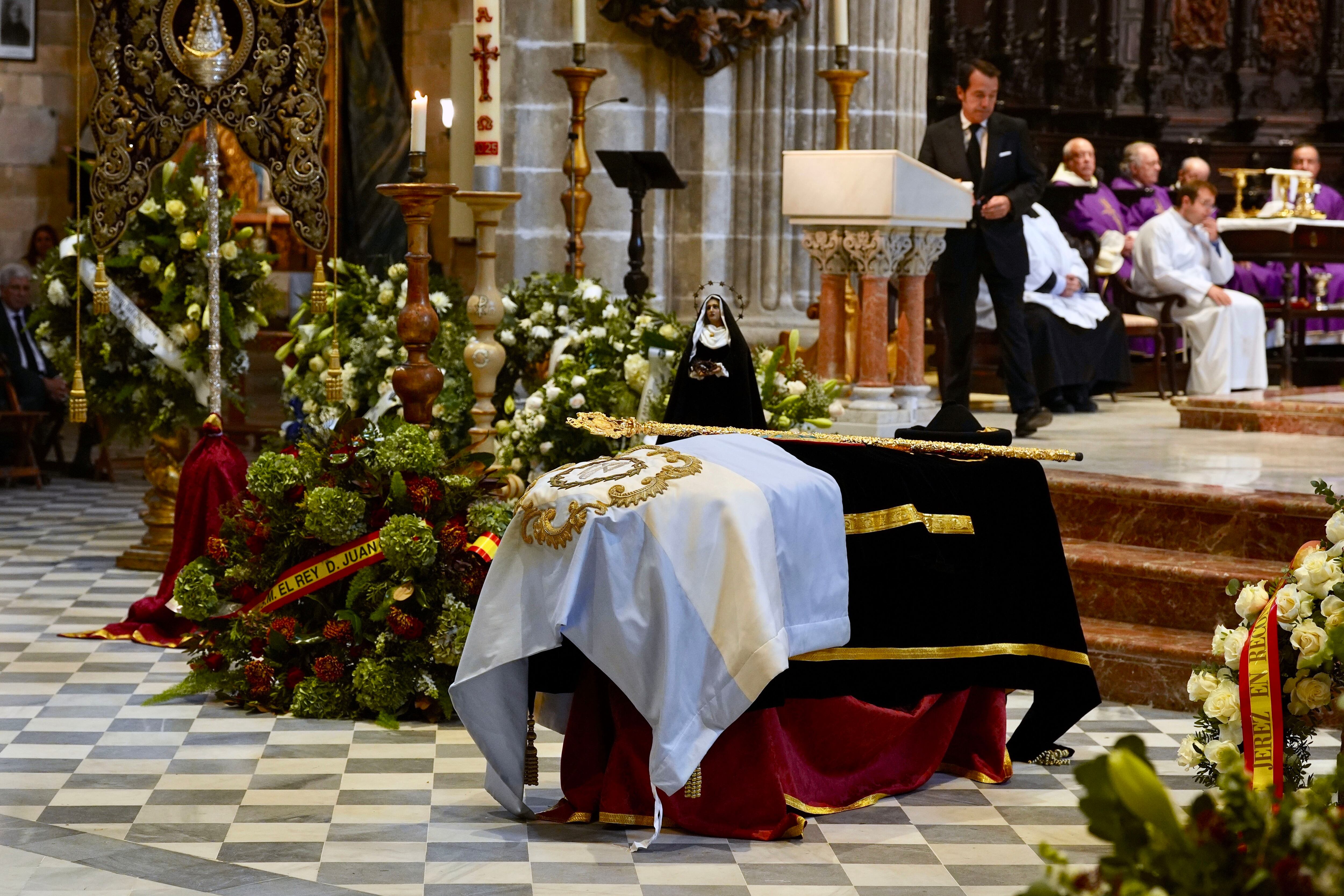 GRAFAND2009. JEREZ DE LA FRONTERA (CÁDIZ), 19/11/2025.-El féretro con el cuerpo del rejoneador y ganadero Álvaro Domecq Romero que falleció en la madrugada de ayer martes a la edad de 85 años en su localidad natal de Jerez de la Frontera (Cádiz) durante la misa funeral celebrada este miércoles en la Catedral jerezana. EFE/Román Ríos