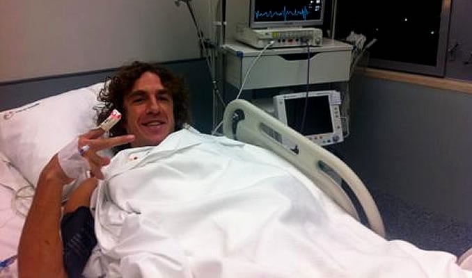 Puyol, en el hospital de Barcelona donde se recupera de su luxación de codo (Foto: Twitter de Puyol)