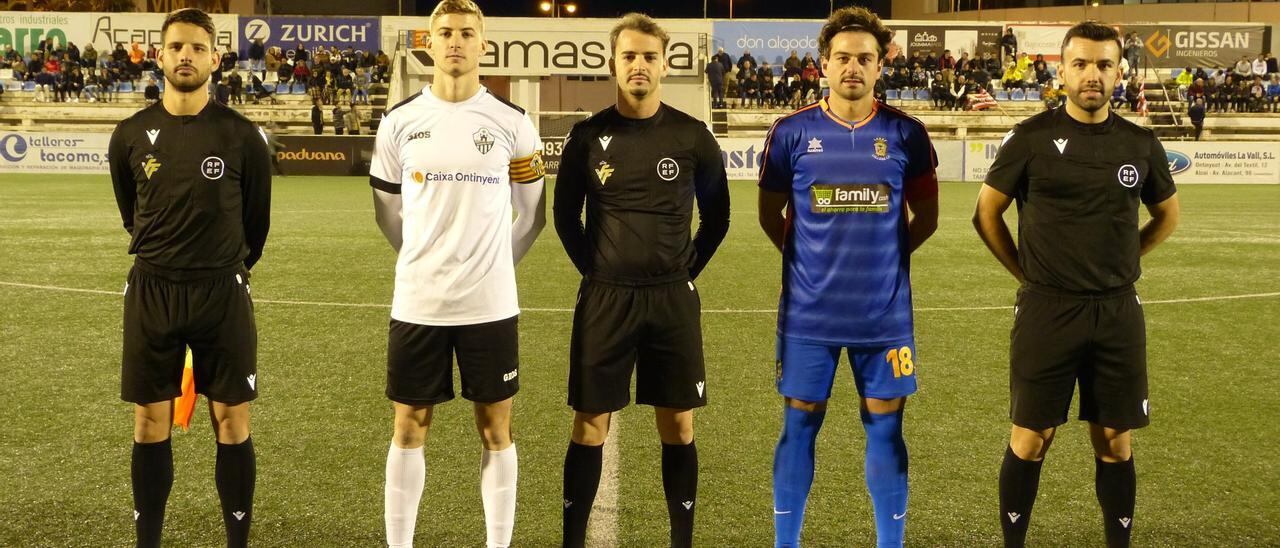 La foto dels capitans del partit de la primera volta entre Ontinyent 1931 i L&#039;Olleria CF