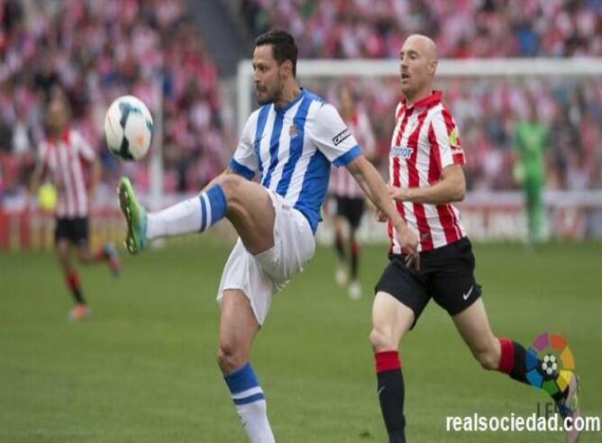 Albert De la Bella disputa un balón ante la oposición de Gaizka Toquero