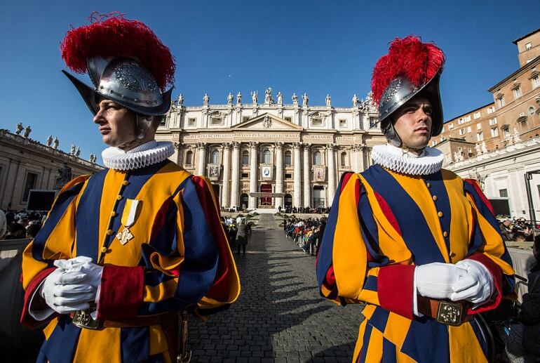 Dos soldados de la Guardia Suiza en la Plaza de San Pedro, en El Vaticano