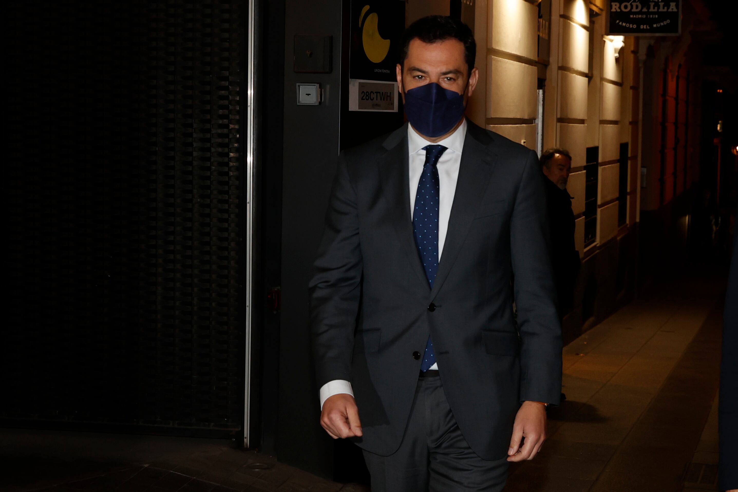 MADRID, 23/02/2022.- El presidente de la Junta de Andalucía y del Partido Popular de Andalucía, Juan Manuel Moreno Bonilla, a su llegada a la reunión con el presidente del PP, Pablo Casado, y el resto de los barones del partido, este miércoles en la sede de Génova 13 en Madrid. EFE/ J.J.Guillén
