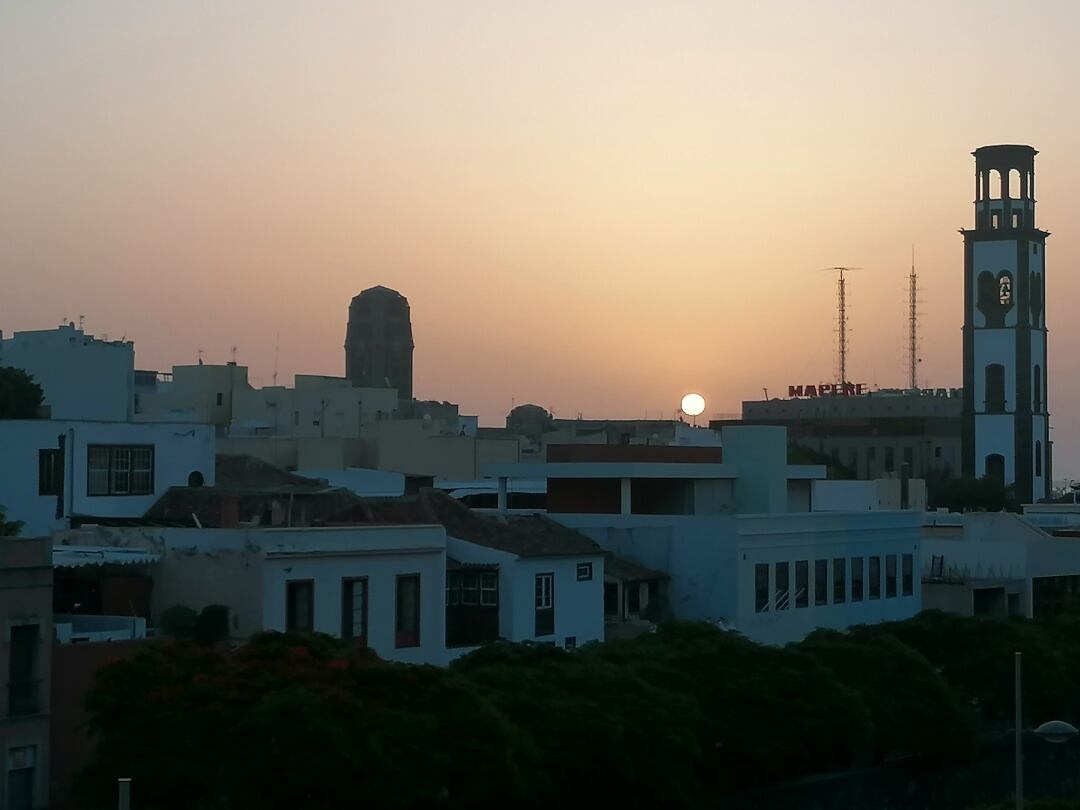 El calor se mantendrá en Canarias hasta, al menos, la tarde del miércoles. Durante el martes se han llegado a registrar temperaturas de hasta cuarenta grados durante la madrugada