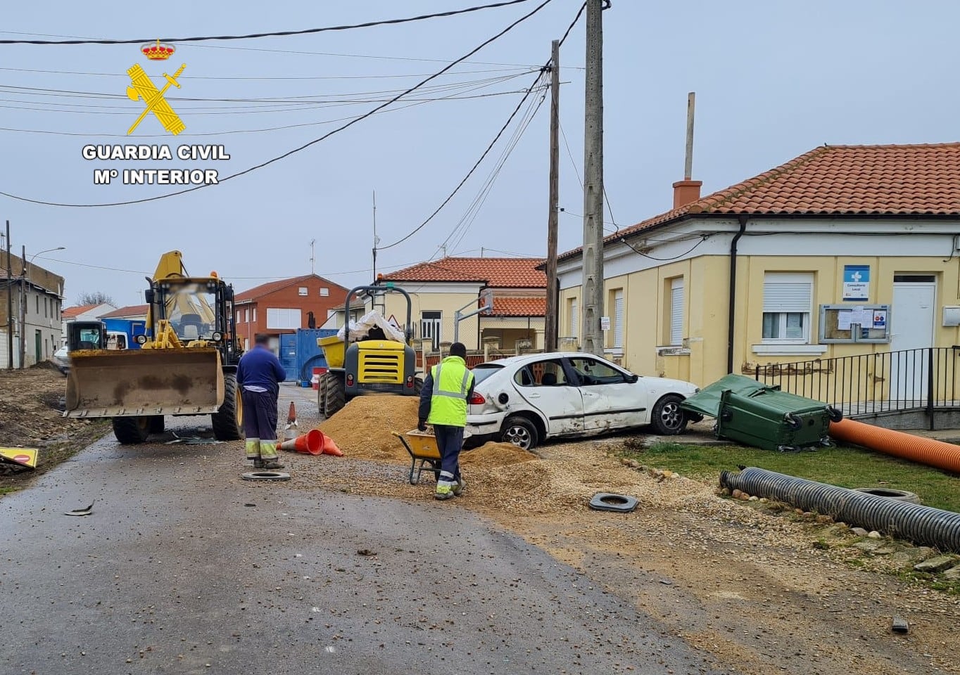 El conductor sufrió un accidente tras saltarse el control en La Bañeza