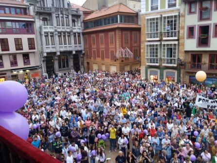 La gente siguiendo el pregón de San Mateo en la plaza del Ayuntamiento de Oviedo