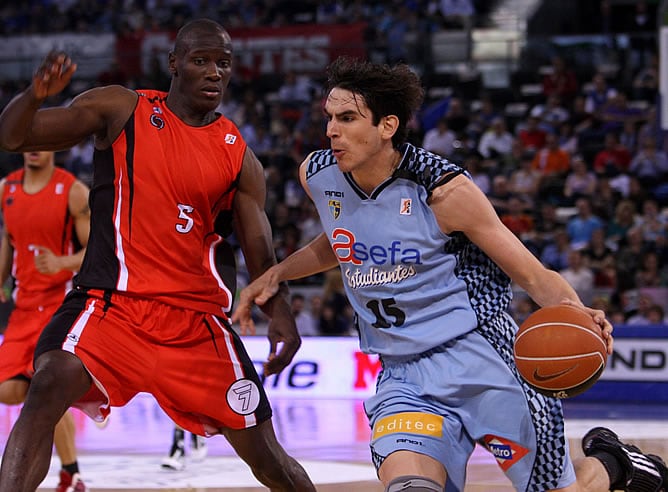 Carlos Suárez, durante un partido con Estudiantes