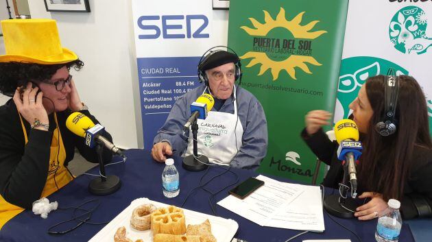 Octavio, un referente del Carnaval en Miguelturra, a sus 90 años, es uno de los más madrugadores para ultimar los detalles de la limonada que organiza para la degustación popular de este lunes