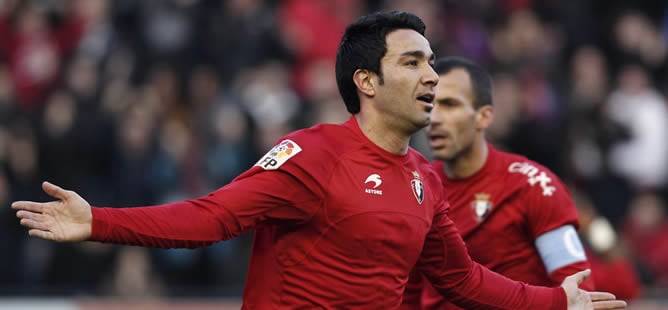 El centrocampista iraní de Osasuna Javad Nekounam celebra su gol, primero de su equipo, durante el partido