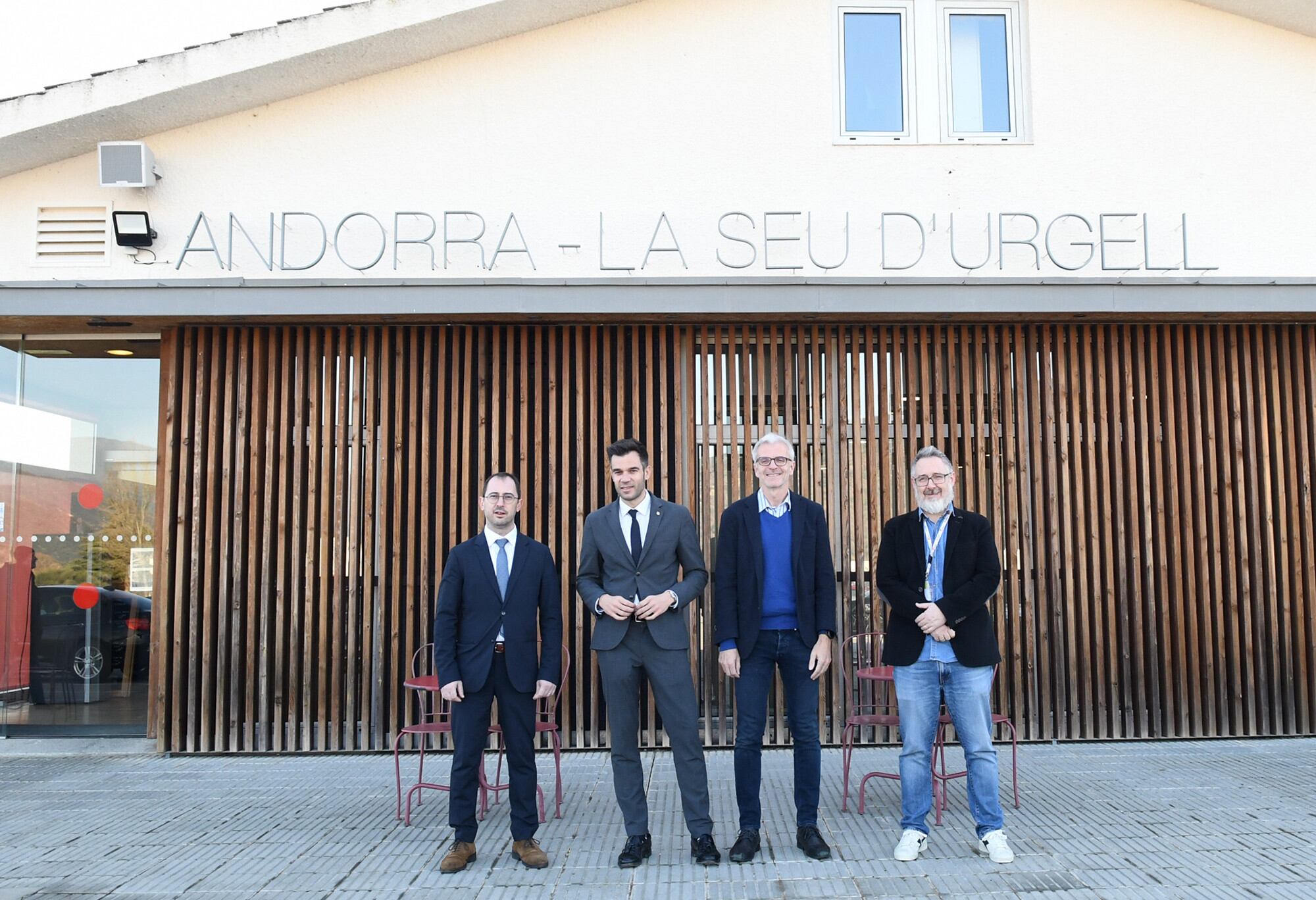 Els membres de la comissió mixta de gestió de l&#039;aeroport Andorra-La Seu d&#039;Urgell posen davant l&#039;entrada de la instal·lació.