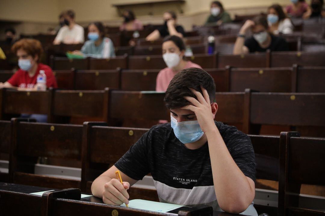 Estudiantes durante el examen de Selectividad.