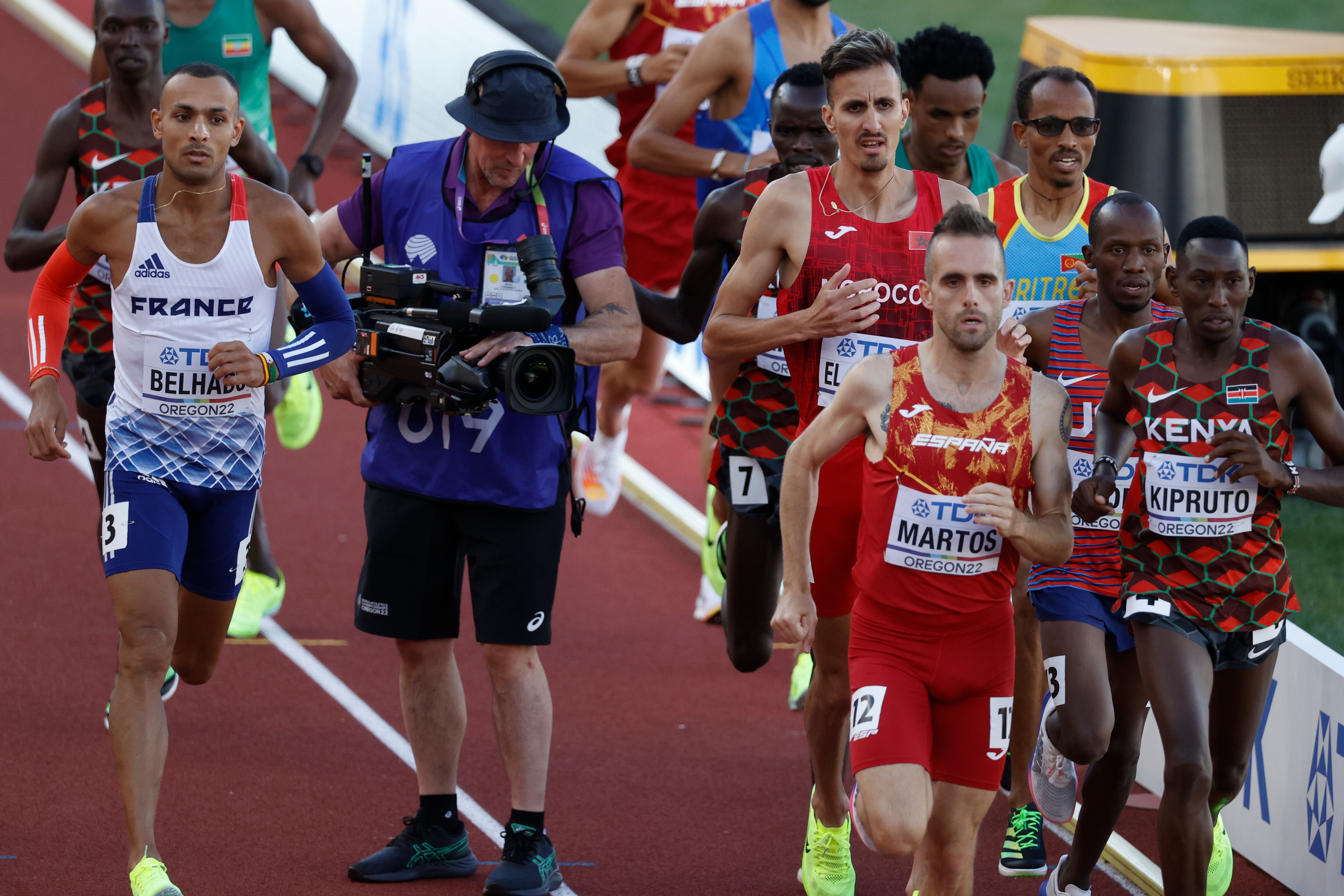 AMDEP3917. EUGENE (ESTADOS UNIDOS), 18/07/2022.- El español Sebastián  Martos (2-d) compite hoy, en los 3000m obstáculos masculino en los Campeonatos mundiales de atletismo que se realizan en el estadio Hayward Field en Eugene (EE.UU.). EFE/ Kai Forsterling
