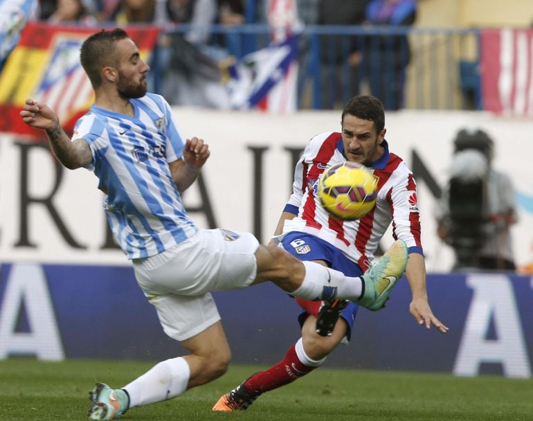 GRA210. MADRID, 22/11/2014.- El centrocampista del Atlético de Madrid Koke Resurrección (d) ante un jugador del Málaga durante el partido de la duodécima jornada de liga de Primera División disputado esta tarde en el estadio Vicente Calderón. EFE/Kiko Huesca