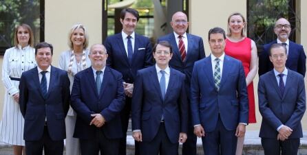El presidente de la Junta, Alfonso Fernández Mañueco, junto a los consejeros del Gobierno tras tomar posesión de sus cargos